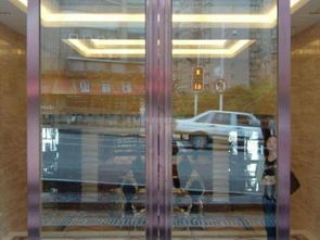 北京知春路工裝裝修 專業定制安裝玻璃隔斷、鏡子與鋼化玻璃門的全方位指南